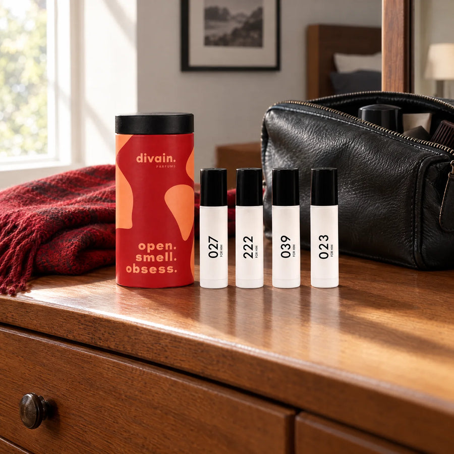 Estuche de perfumes de viaje para hombre junto al neceser en el dormitorio