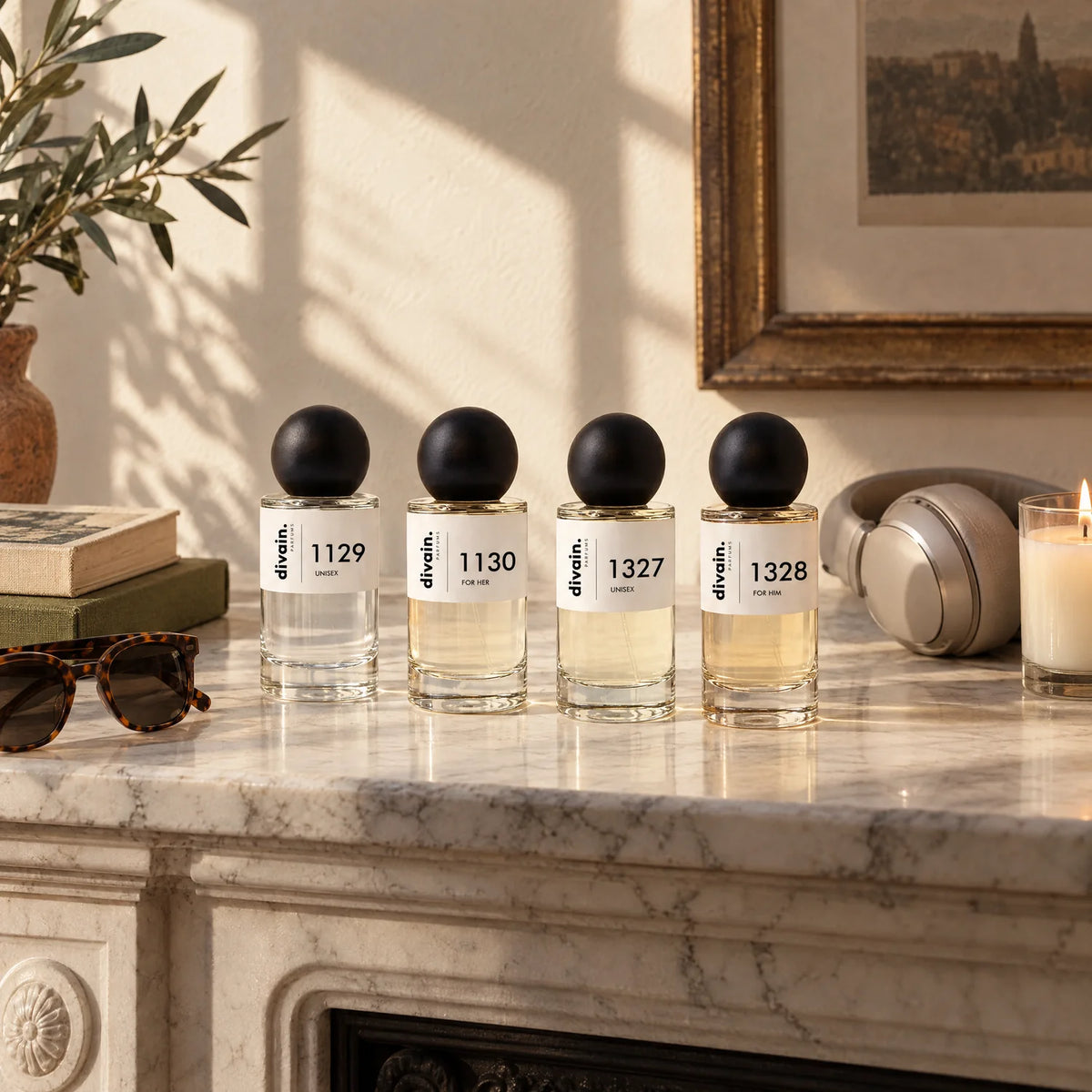 Cuatro perfumes divain. sobre una chimenea de mármol