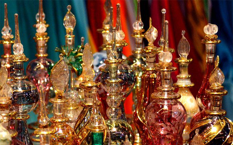 Historia de la perfumería representada con frascos antiguos