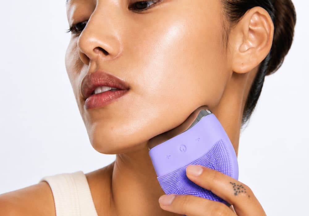 Masajeador limpiador facial: por qué las cerdas de silicona limpian mejor que tus dedos