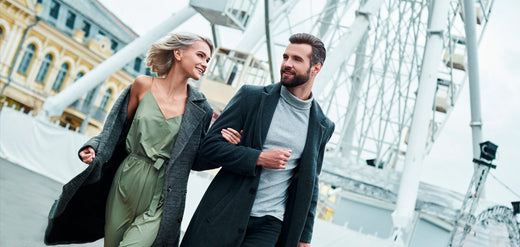 Dos frascos de perfume para pareja sobre superficie elegante