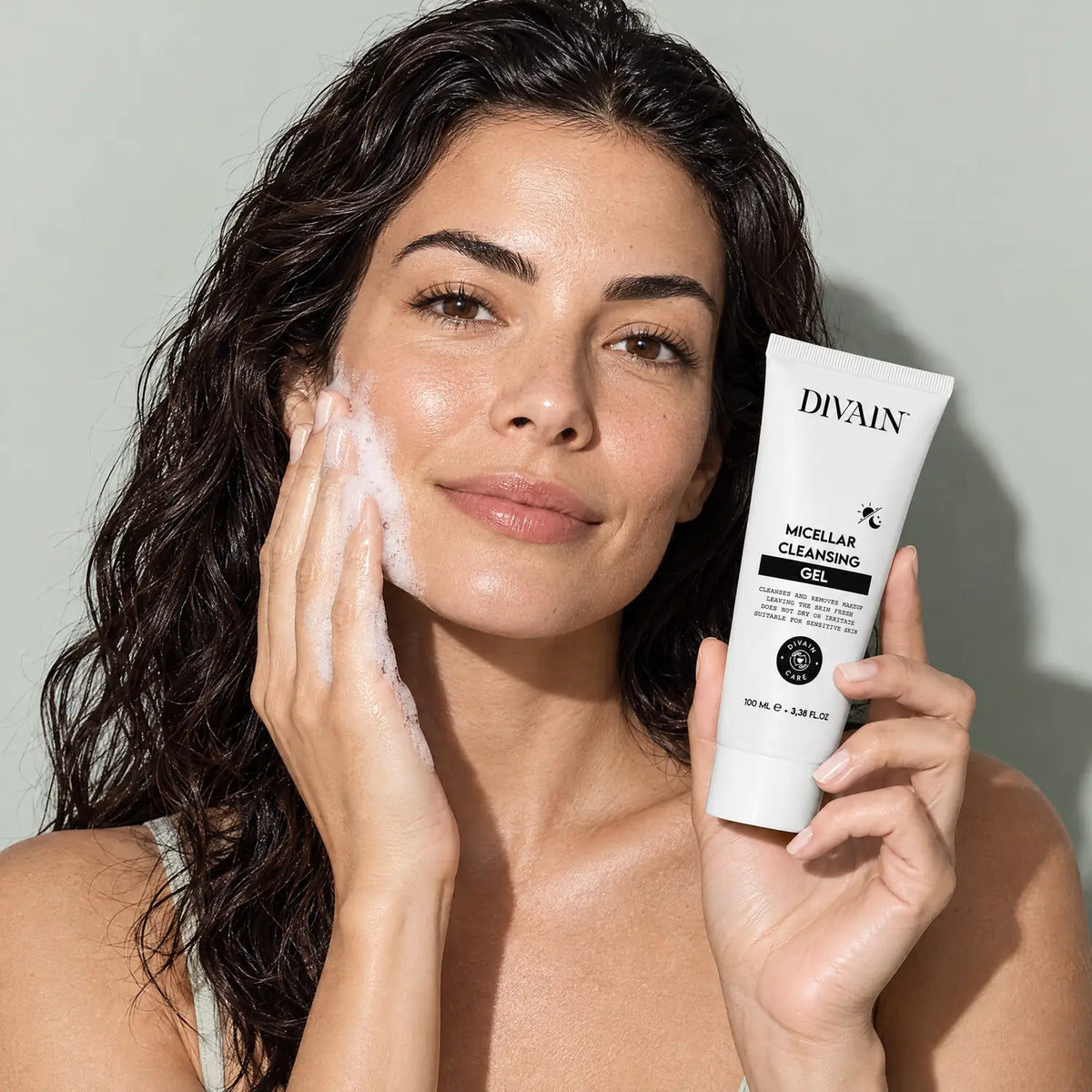 Persona usando divain. Care Micellar Cleansing Gel