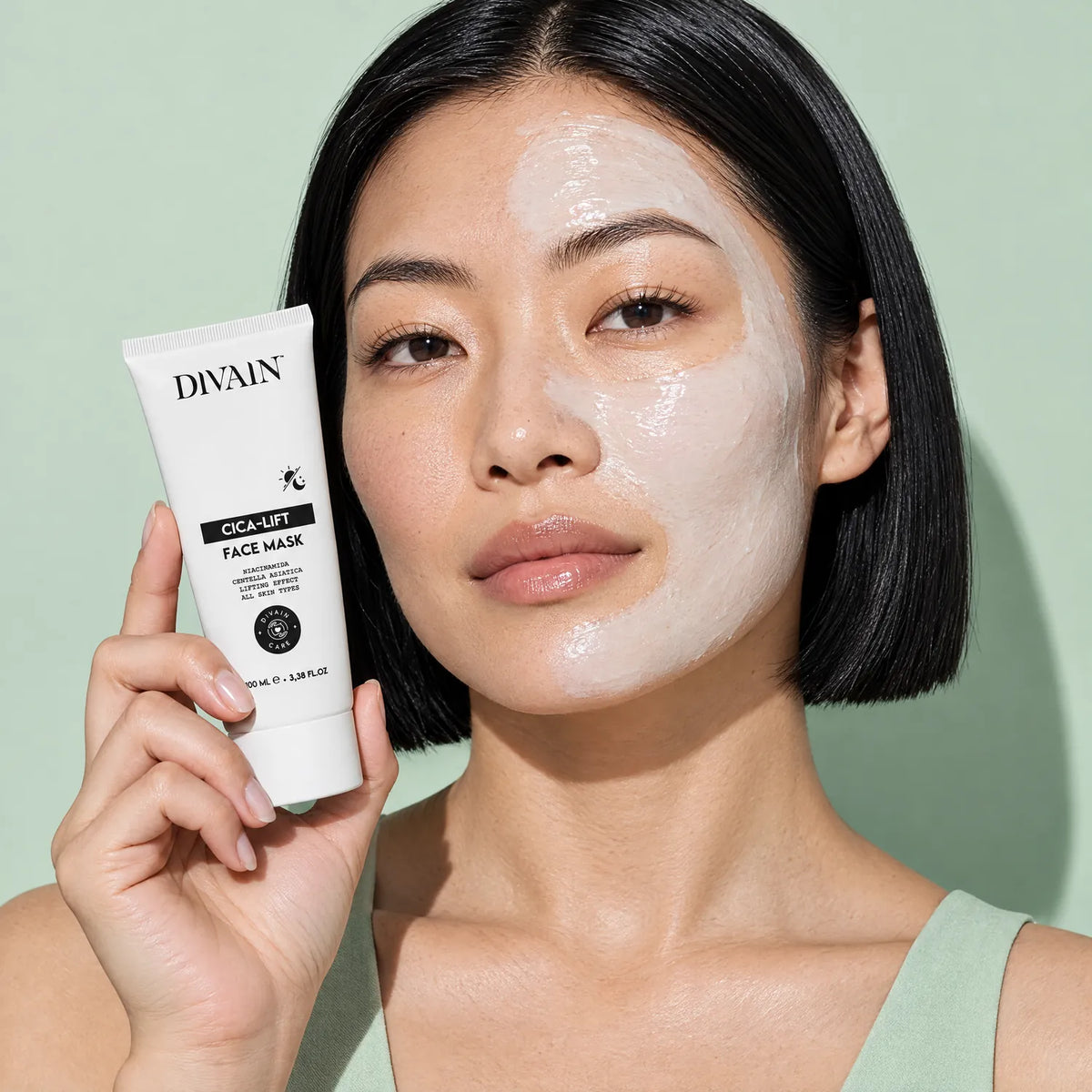 Persona usando divain. Care CICA-LIFT Face Mask