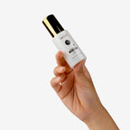 Crema de día facial divain Care con vitamina C sostenida en la mano