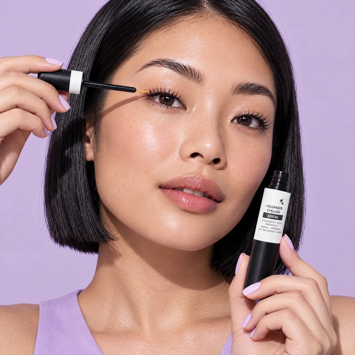 Persona usando divain. Care Volumizer Eyelash Serum