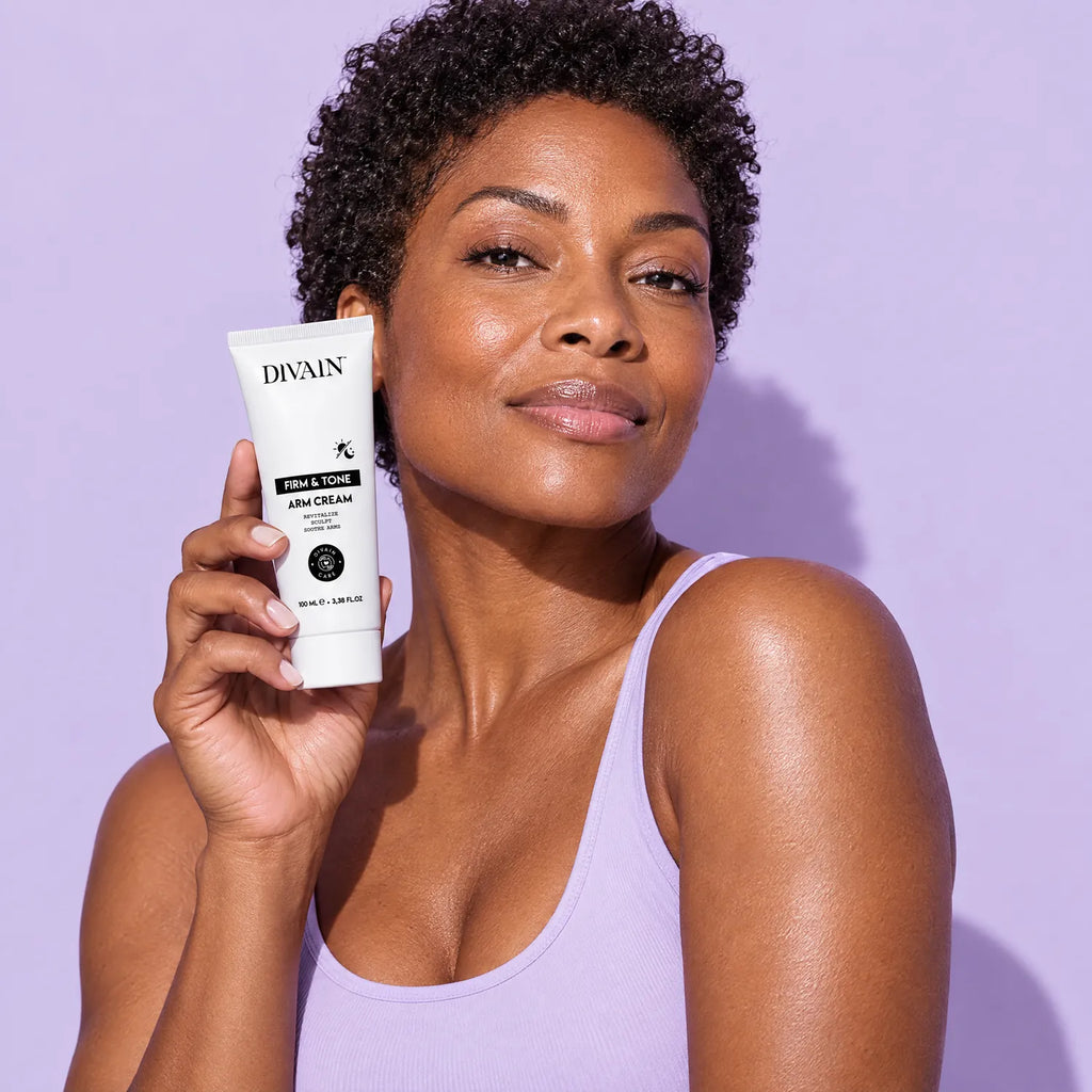 Persona usando divain. Care Firm & Tone Arm Cream