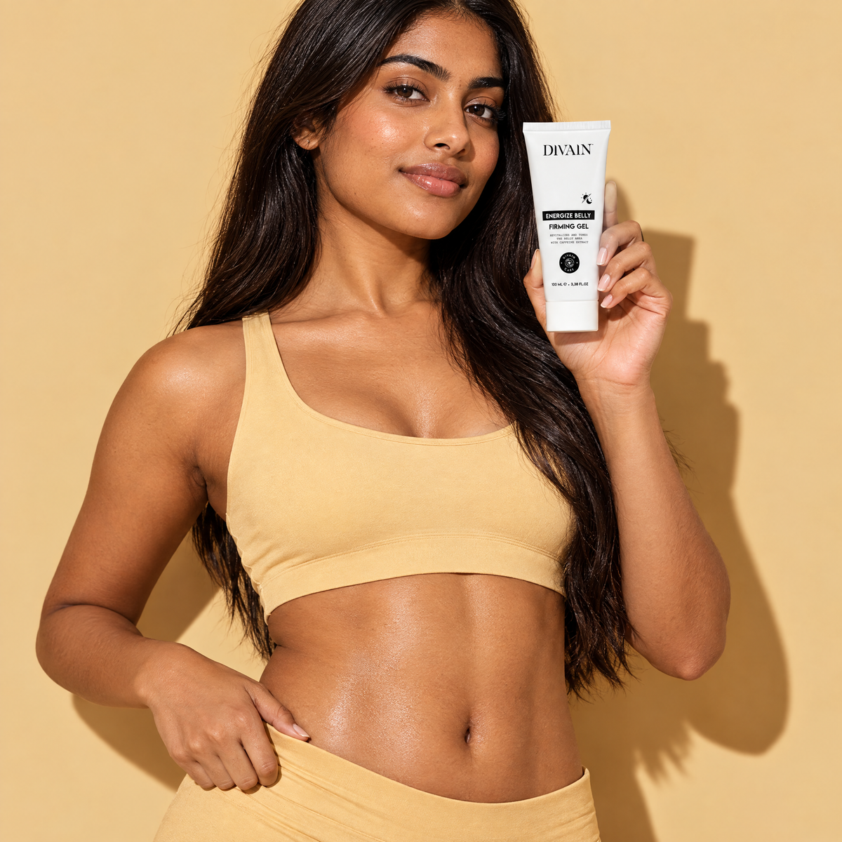 Persona usando divain. Care Energize Belly Firming Gel