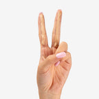 Crema solar facial divain Care sobre los dedos de una mano donde se aprecian los dos tonos bronze y light.