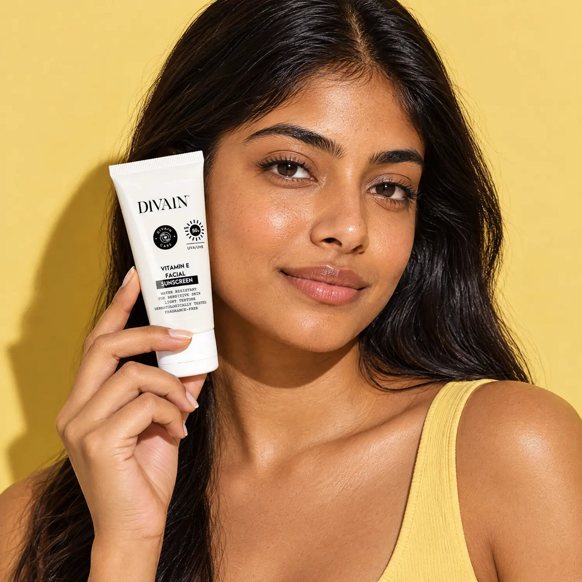 Persona usando divain. Care Vitamin E Sunscreen SPF50+