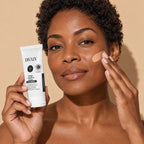 Persona usando divain. Care Tinted Vitamin E Sunscreen SPF50+ Light Tone 01