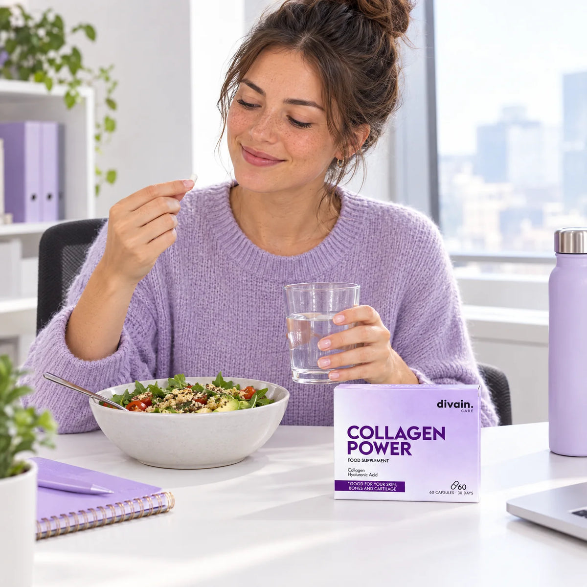 Mujer joven tomando Collagen Power con la comida en la oficina