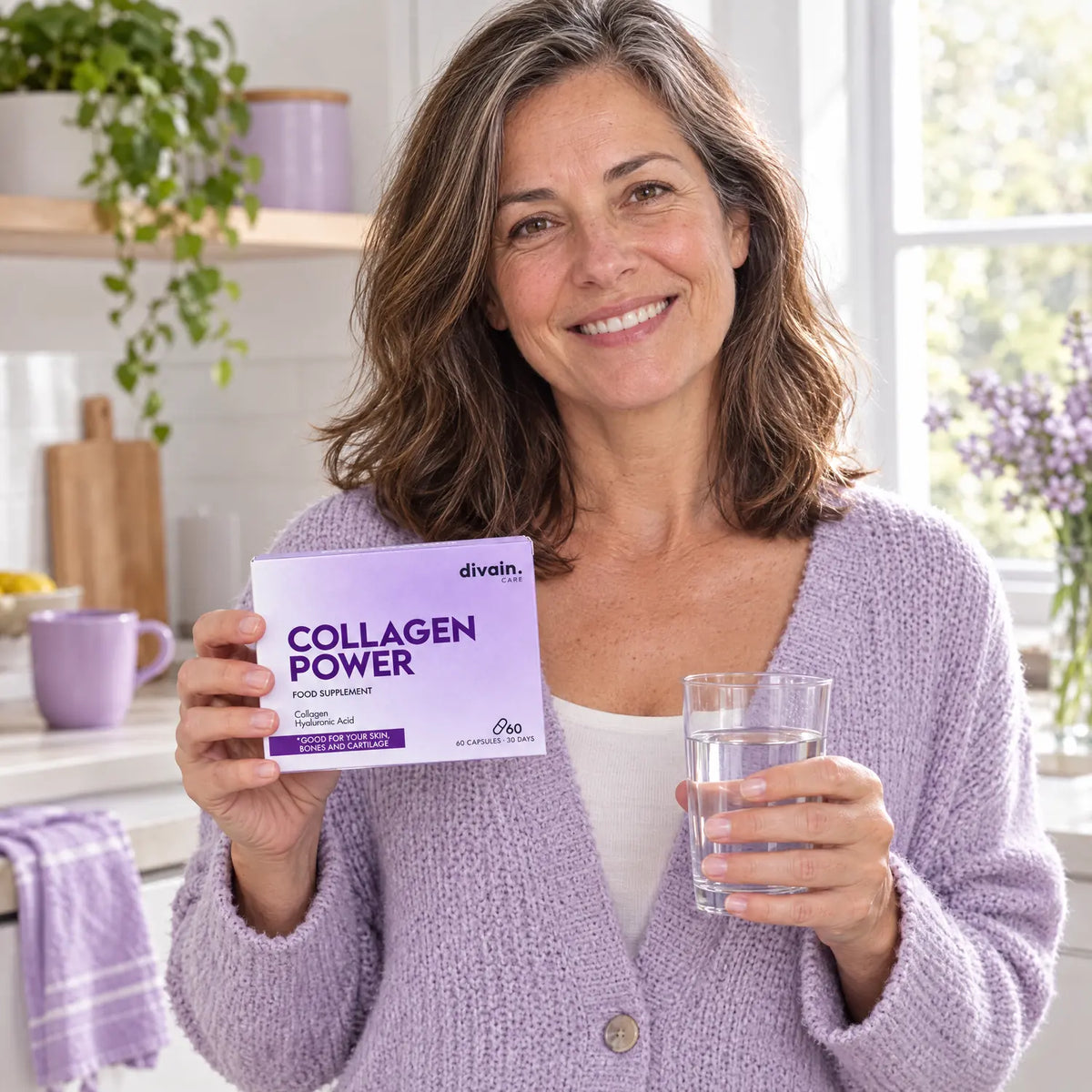Mujer en su cocina con divain. Care Collagen Power y un vaso de agua