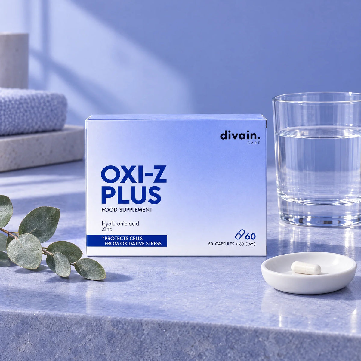 OXI-Z PLUS con un vaso de agua y la cápsula del día