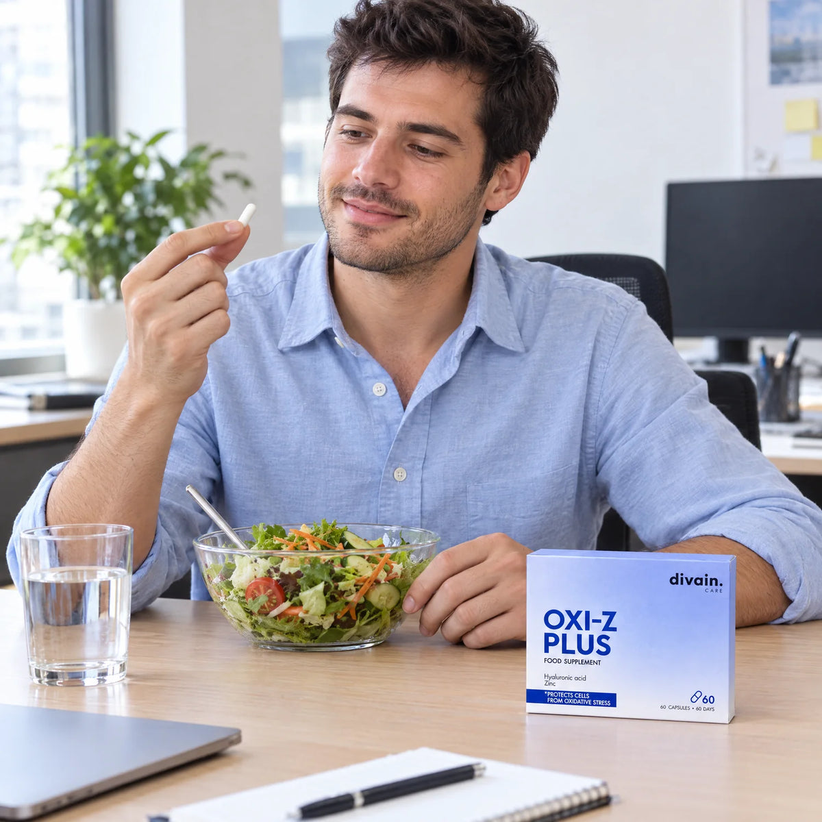 Hombre joven tomando OXI-Z PLUS con la comida en la oficina