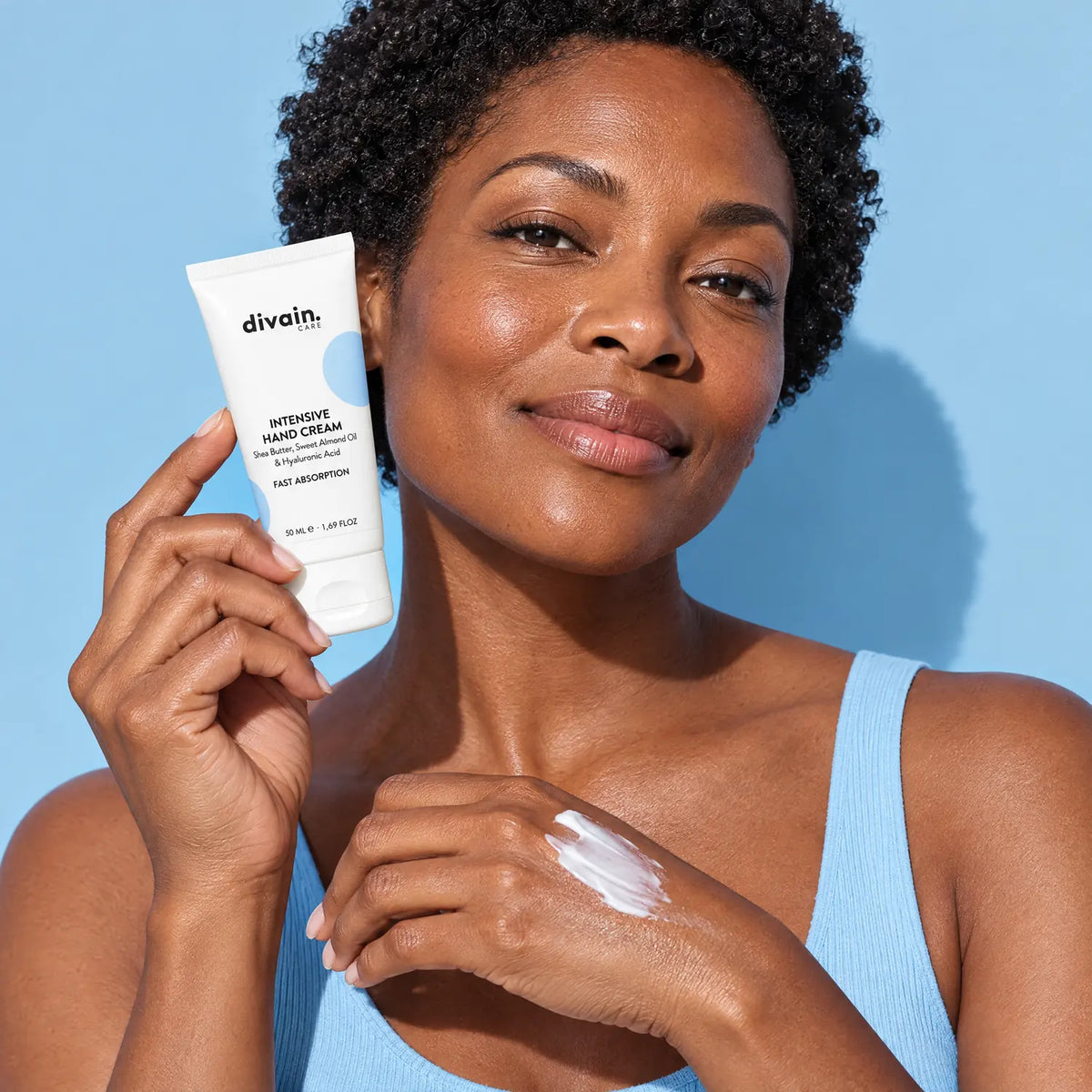 Persona usando divain. Care Intensive Hand Cream