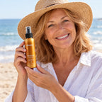 Mujer de 60 años con cabello teñido en la playa con Hair Sun Mist
