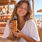 Chica joven en un chiringuito de playa con Hair Sun Mist