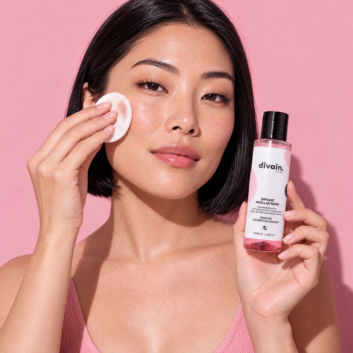 Persona usando divain. Care Biphasic Micellar Water