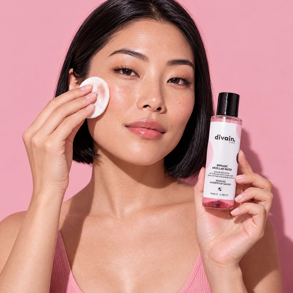Persona usando divain. Care Biphasic Micellar Water