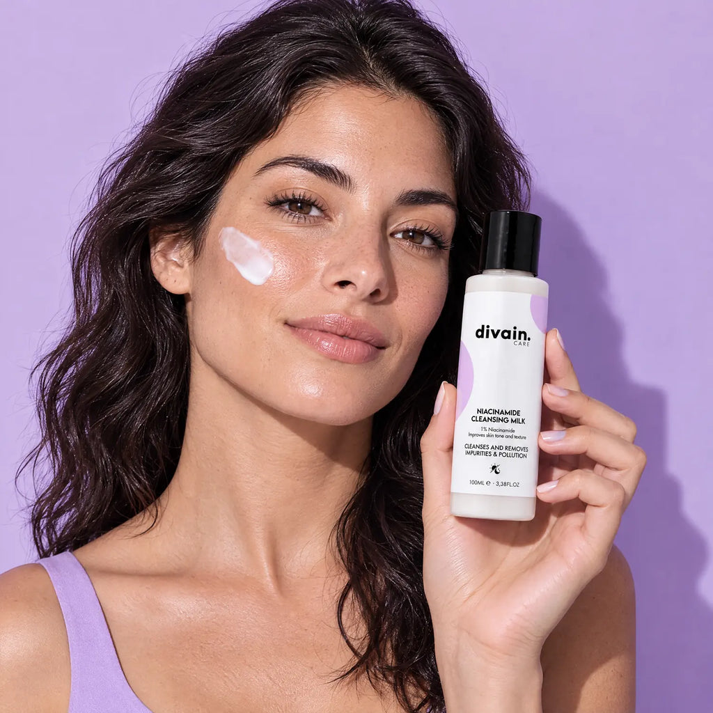 Persona usando divain. Care Niacinamide Cleansing Milk