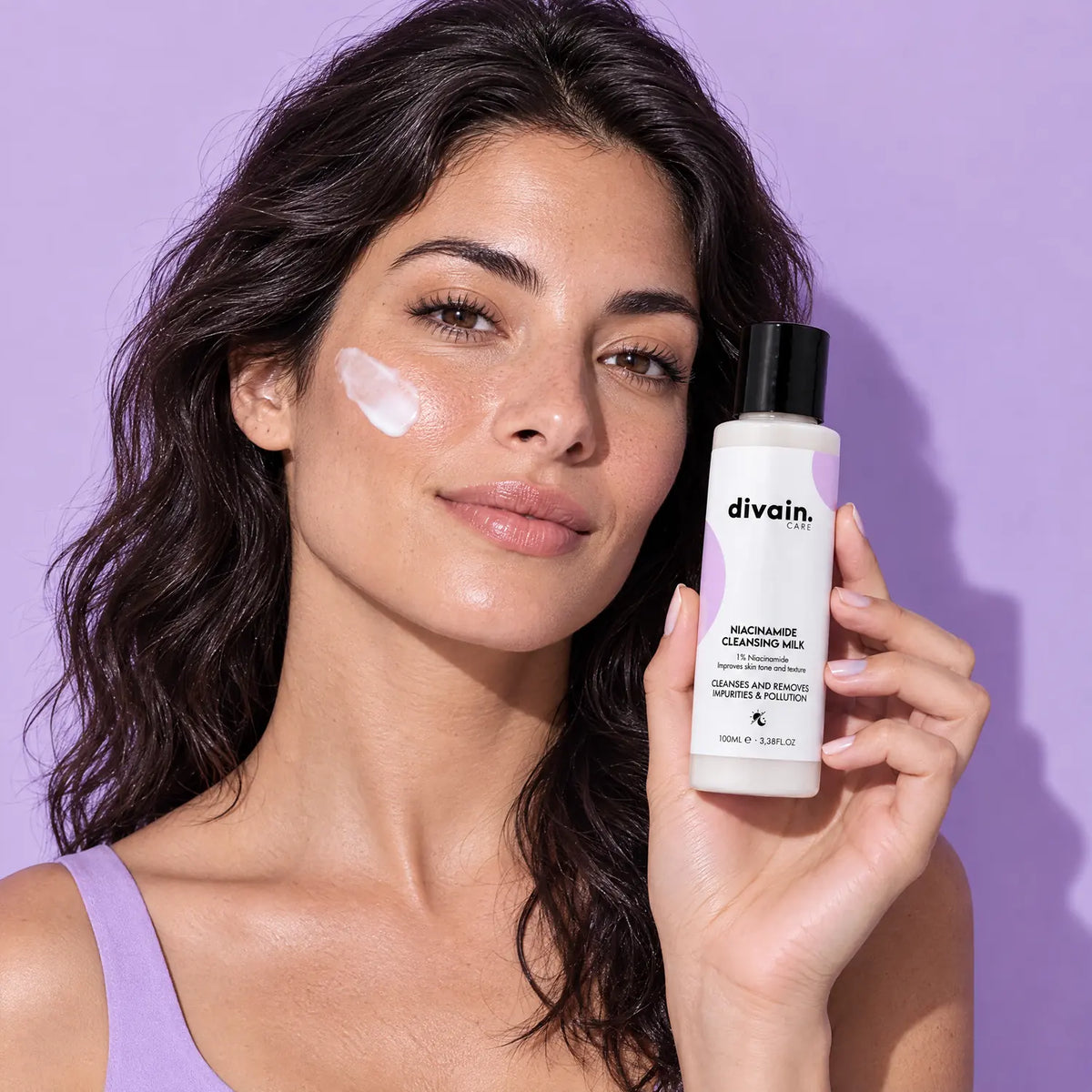 Persona usando divain. Care Niacinamide Cleansing Milk