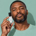 Persona usando divain. Care Beard Control Serum
