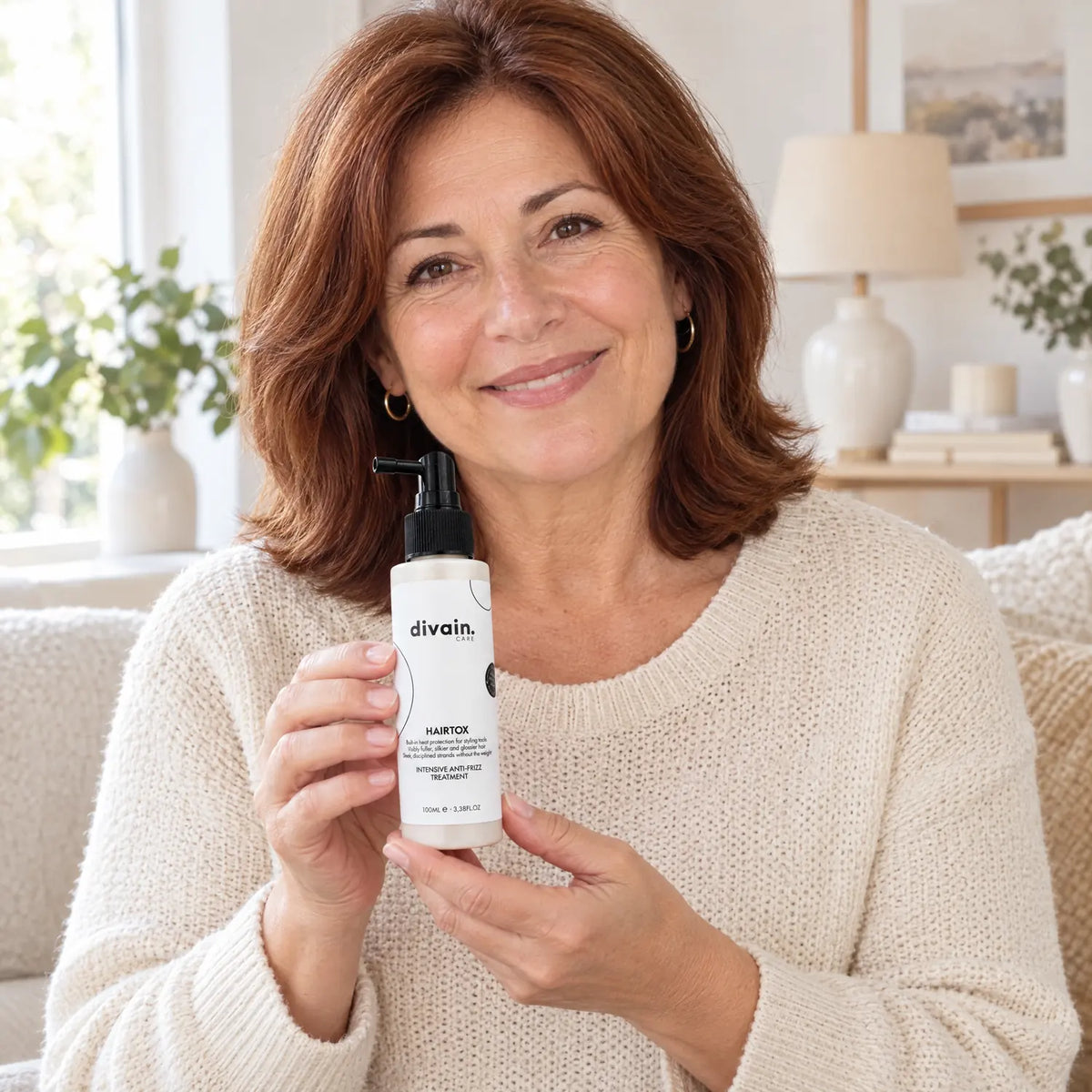 Mujer de 55 años con cabello teñido sosteniendo HAIRTOX