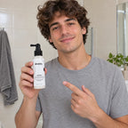 Hombre joven con pelo ondulado sosteniendo HAIRTOX