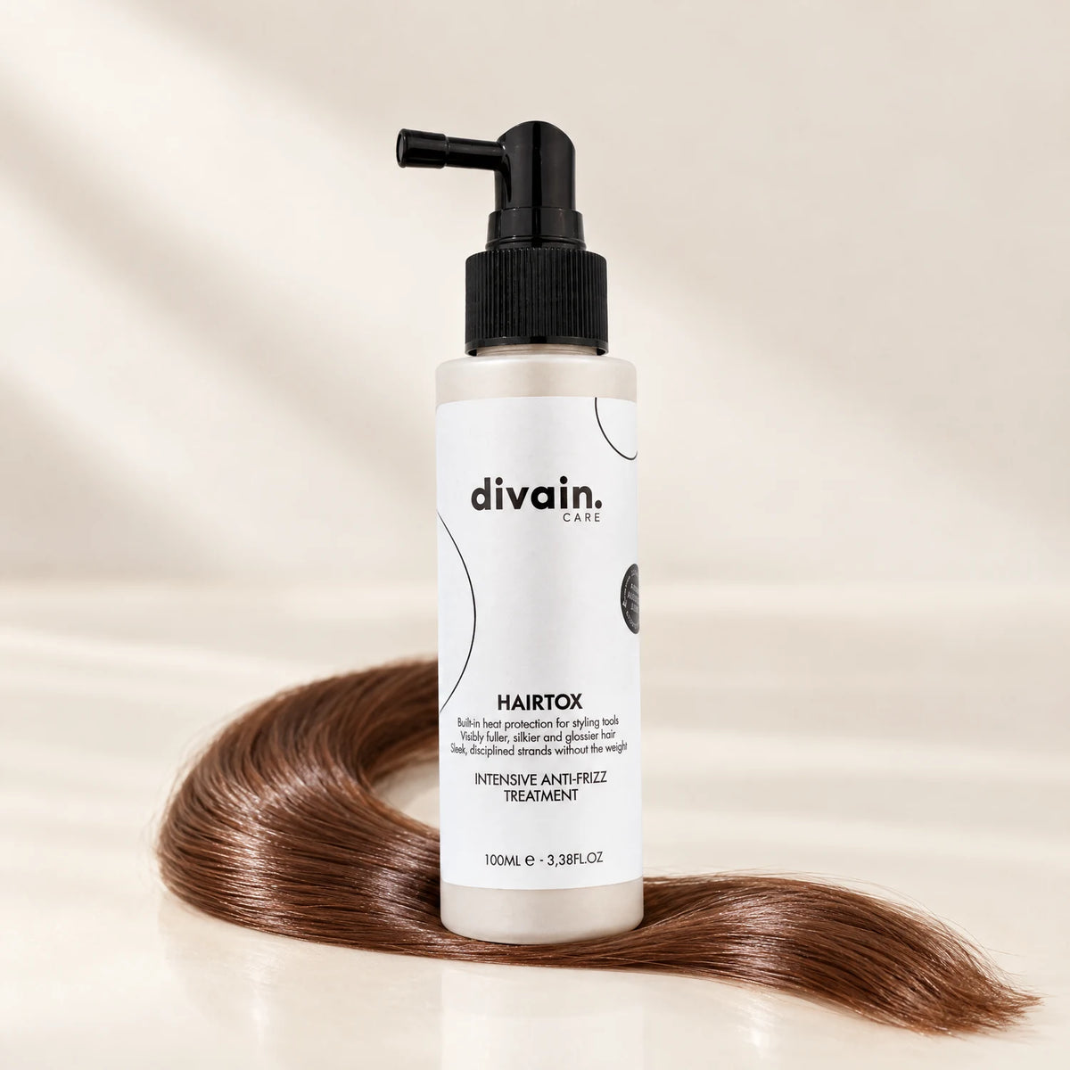 Detalle de HAIRTOX junto a un mechón de pelo liso y brillante