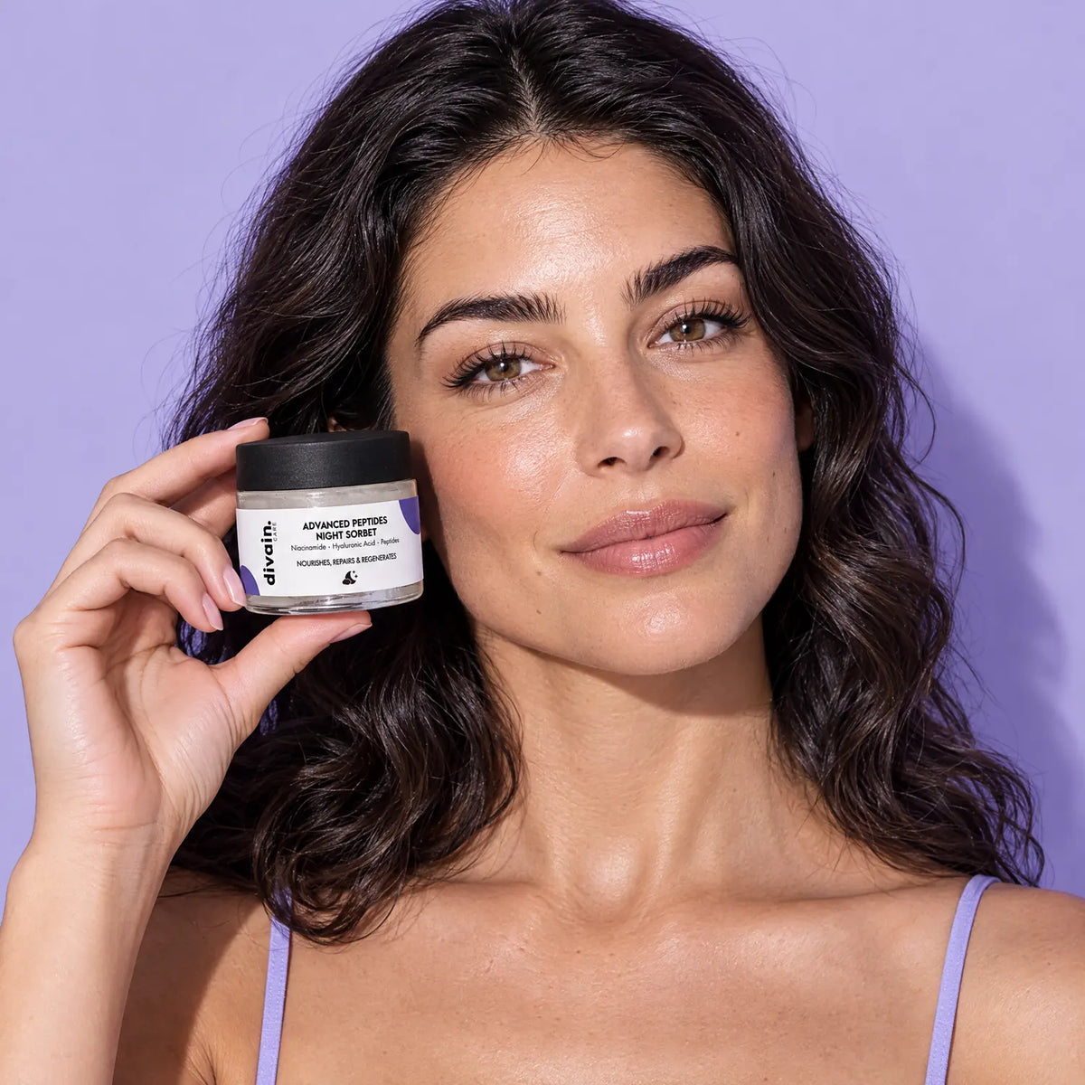 Persona usando divain. Care Advanced Peptides Night Sorbet