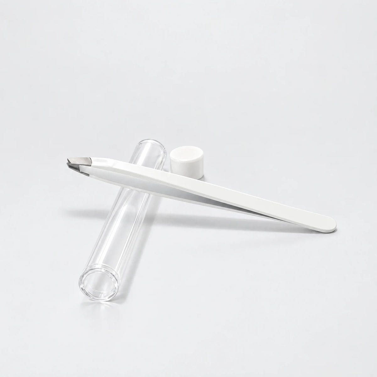 Pinza de depilar blanca con su bote protector divain. Care