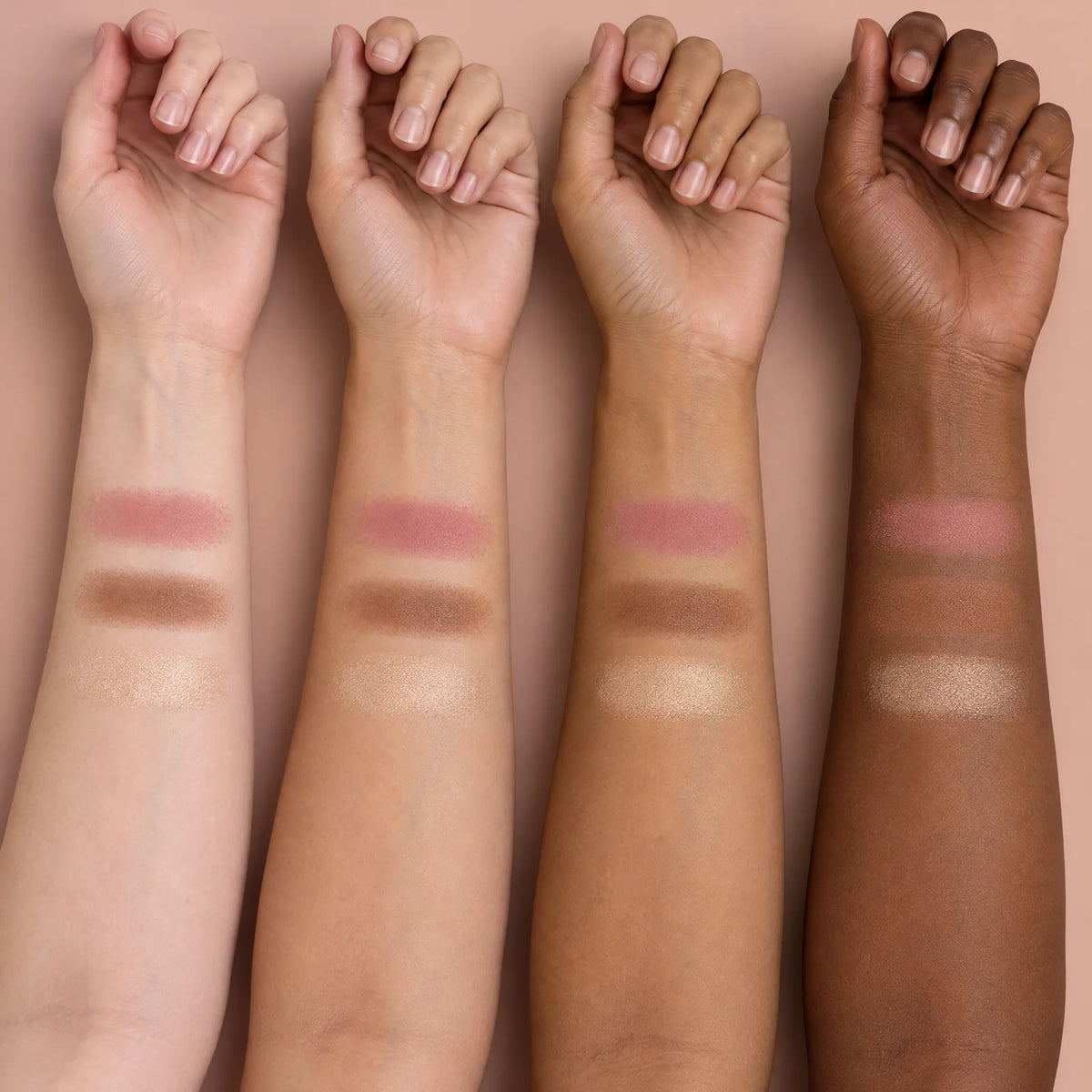 De tre pudre i 3-in-1 Palette på huden
