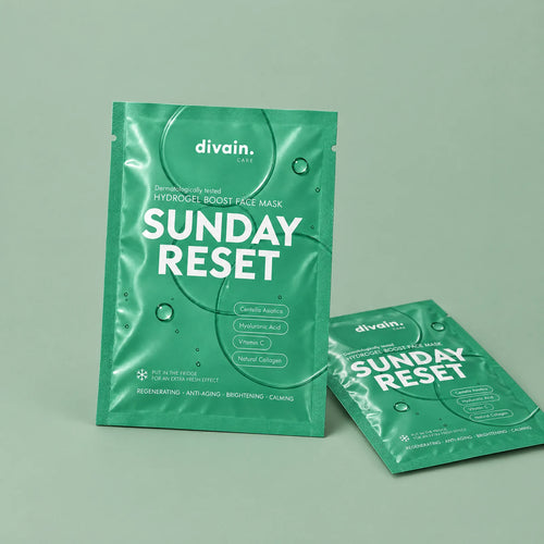 Mascarilla de hidrogel Sunday Reset de divain. Care sobre fondo verde salvia