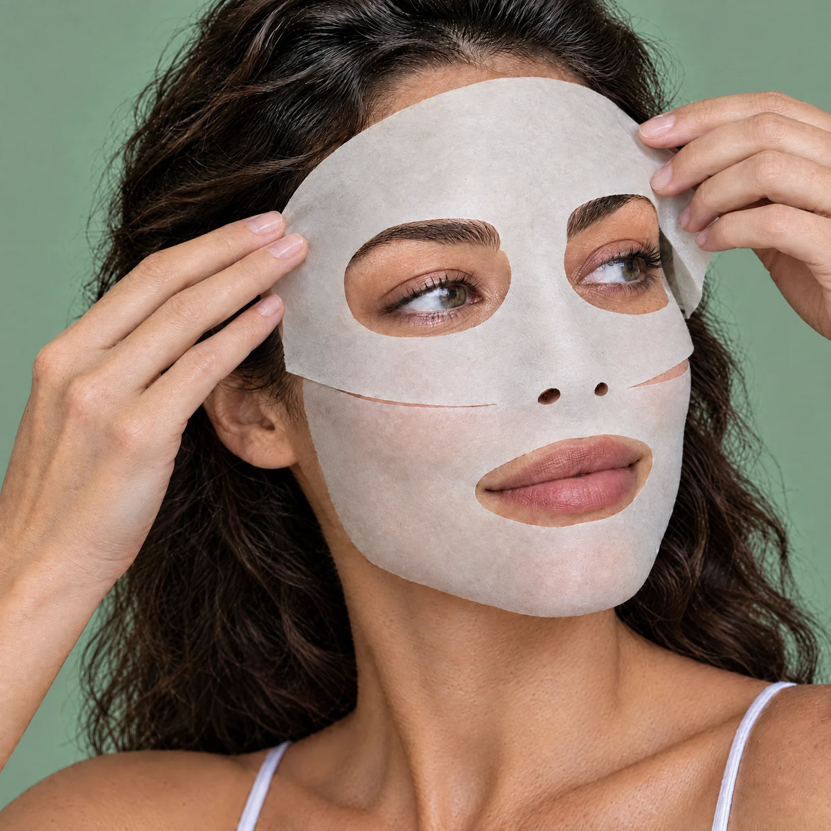 Mujer colocándose las dos piezas de la mascarilla Sunday Reset