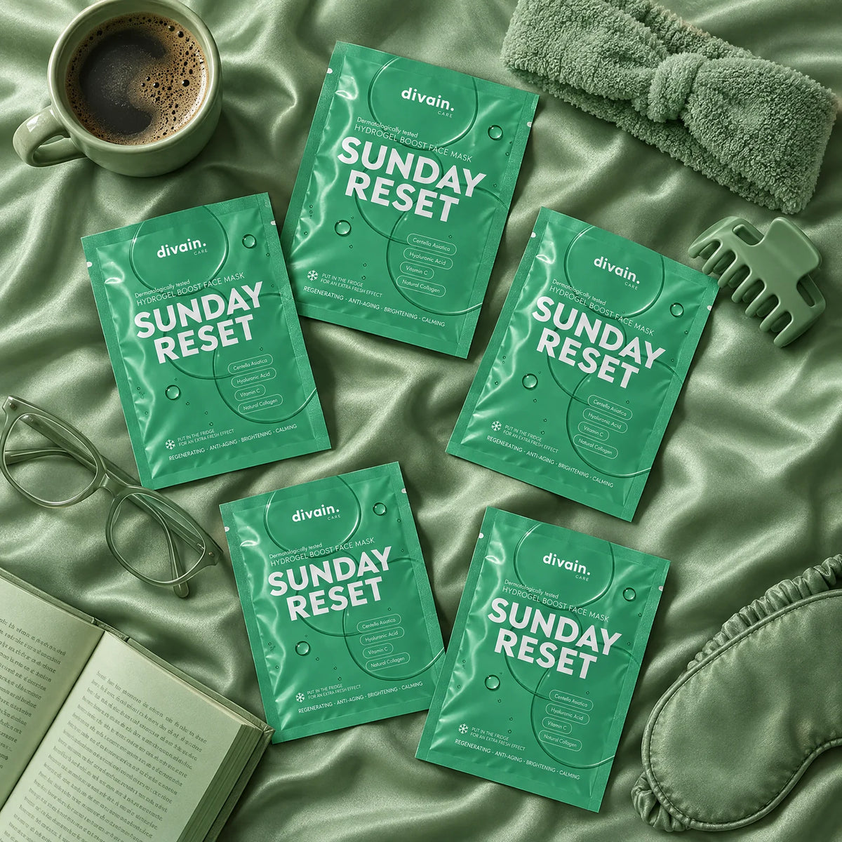 Sobres de Sunday Reset con café, gafas y diadema en verde salvia