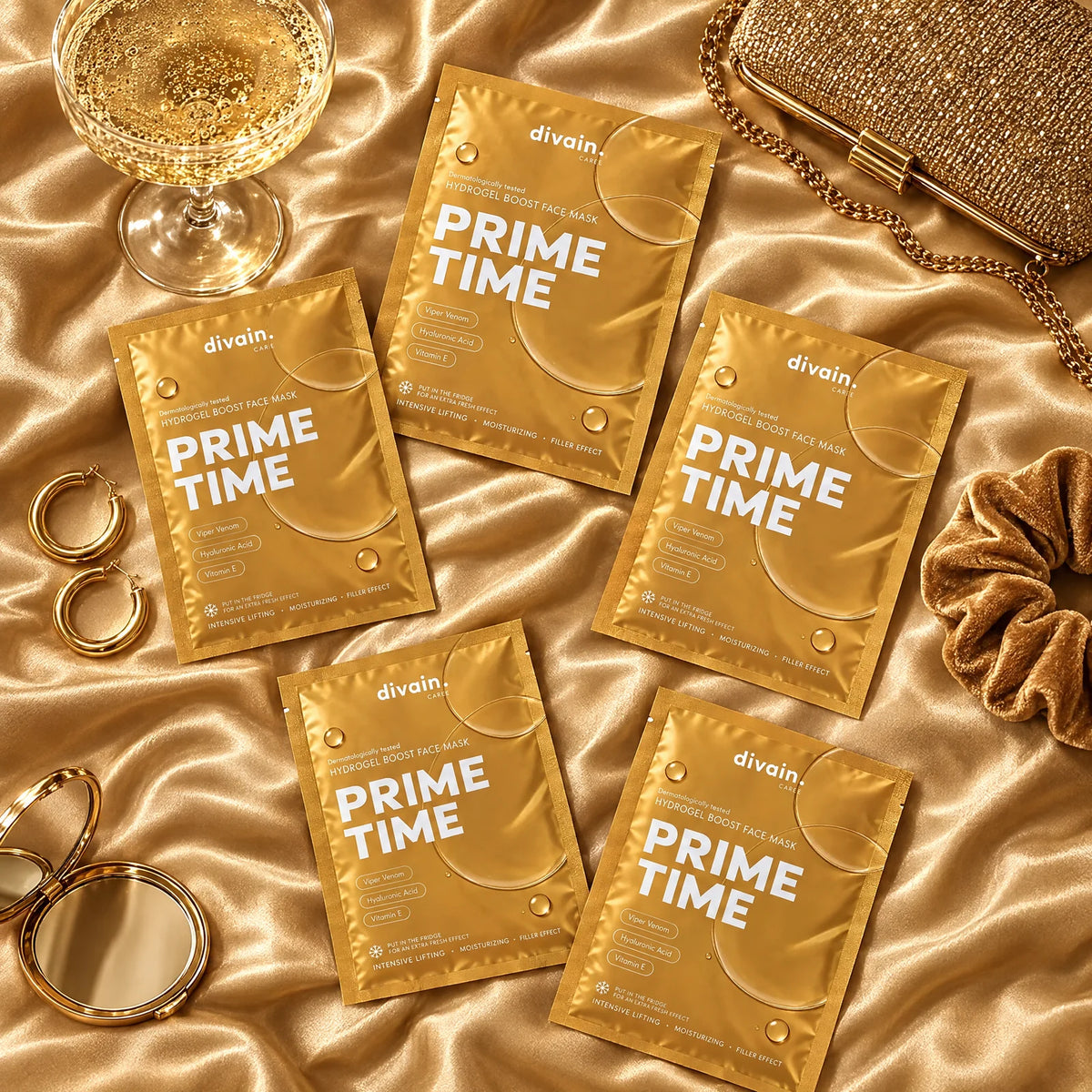 Sobres de Prime Time con copa, pendientes y bolso dorado