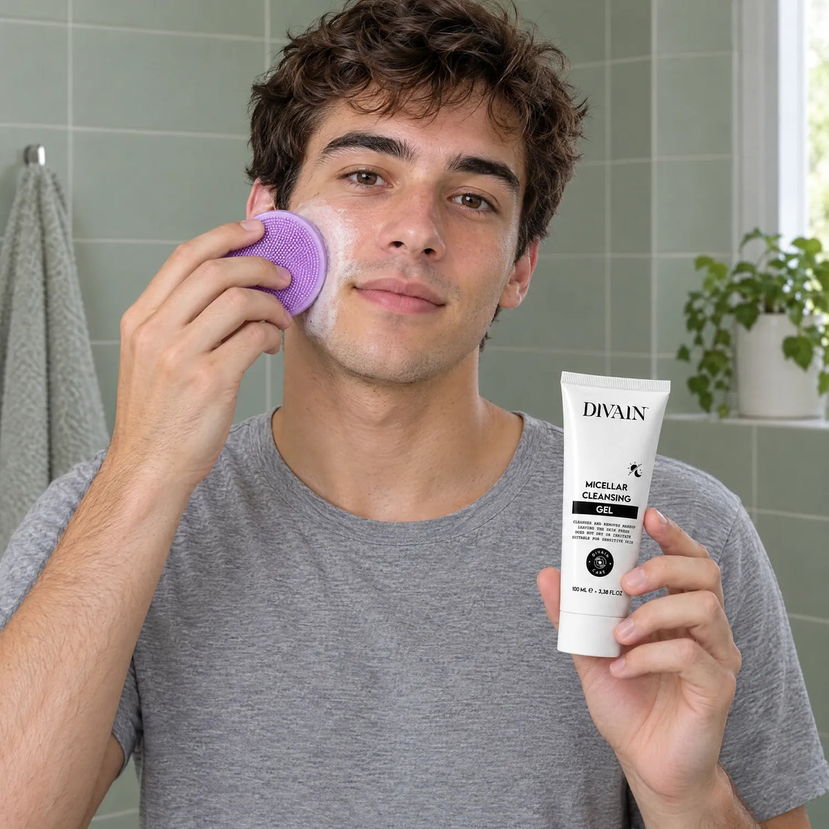 Chico limpiando su piel mixta con el cepillo facial y Micellar Cleansing Gel