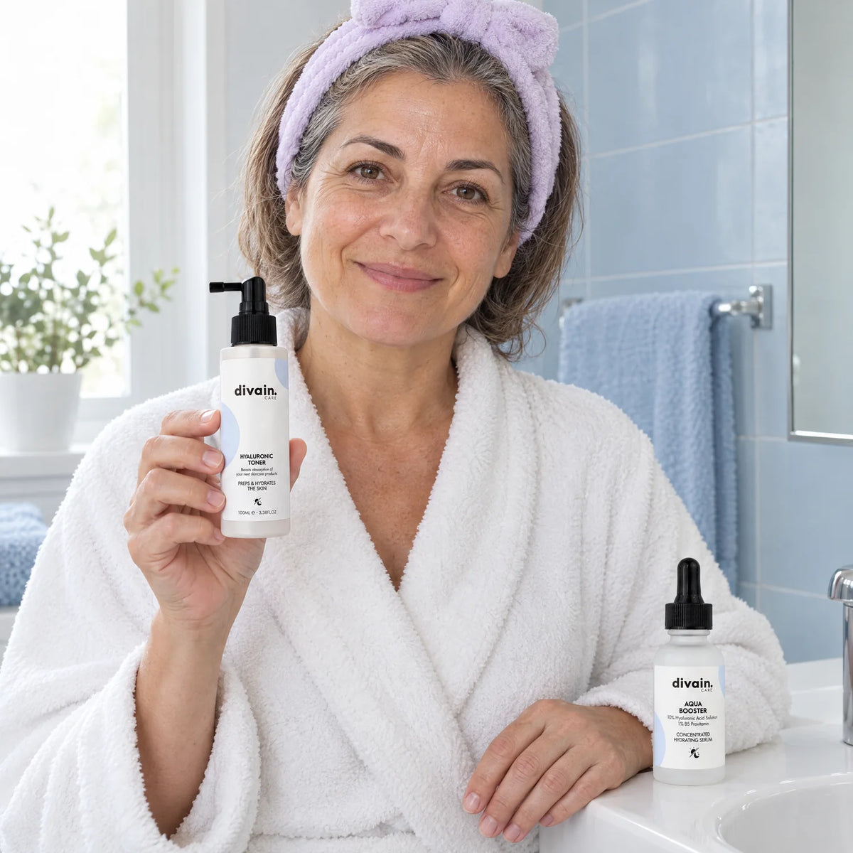 Mujer madura con diadema mostrando Hyaluronic Toner en su rutina hidratante