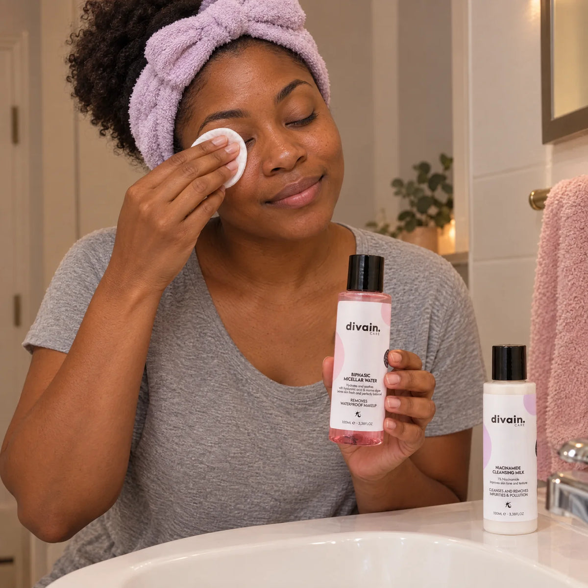Mujer desmaquillándose con Biphasic Micellar Water y disco de algodón