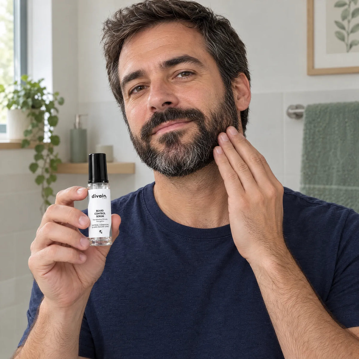 Hombre aplicándose Beard Control Serum en la barba