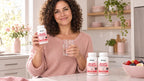 Rutina Beauty Complex 3 meses: mujer en su cocina con sus 3 botes y un vaso de agua