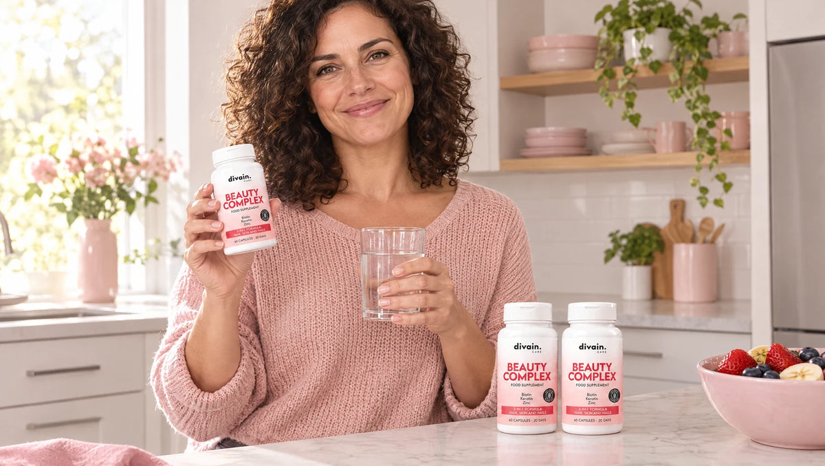 Rutina Beauty Complex 3 meses: mujer en su cocina con sus 3 botes y un vaso de agua