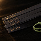 Detalle de las tiras olfativas negras con logo dorado DIVAIN