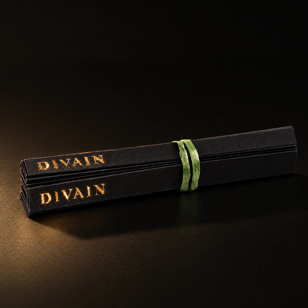 Pack de 50 tiras olfativas negras divain. con logo dorado