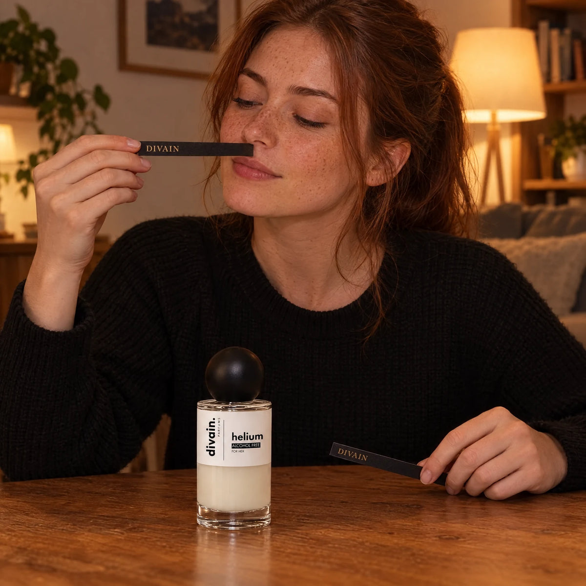 Chica joven comparando perfumes con las tiras olfativas divain.