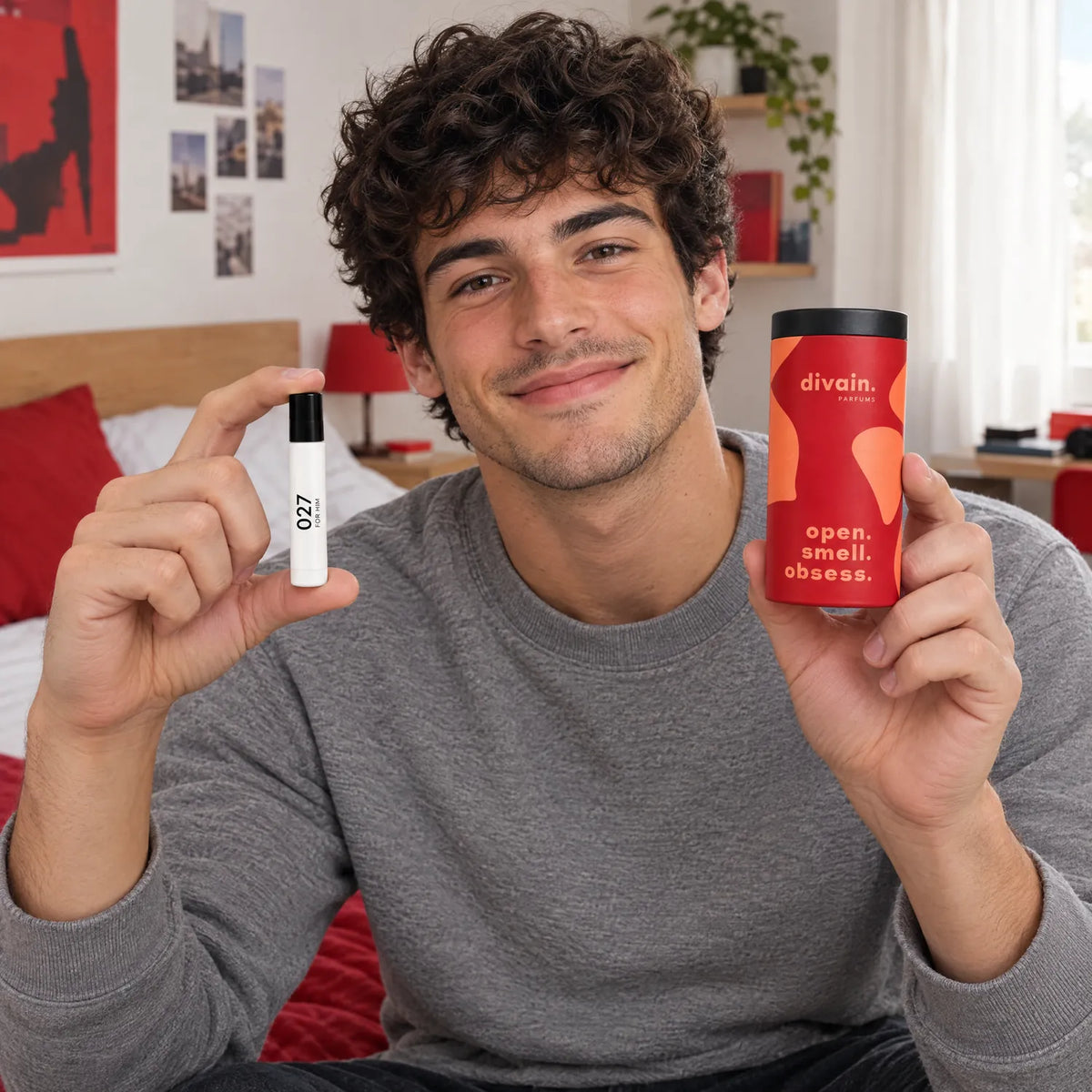 Hombre joven con el estuche descubrimiento y un perfume de 10 ml