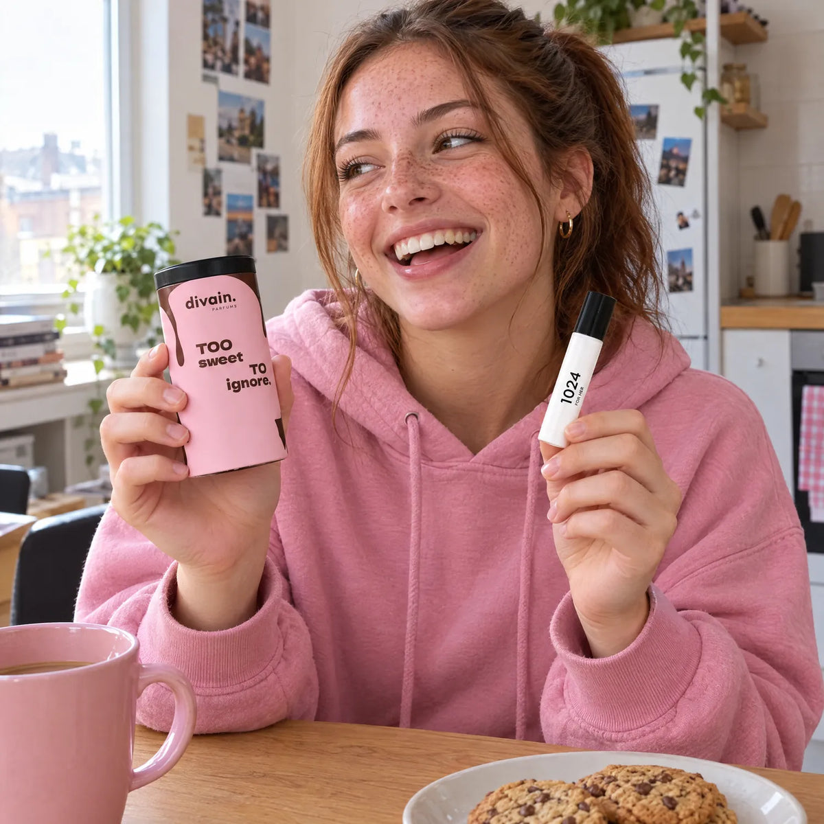 Chica joven con el estuche gourmand y un perfume de 10 ml