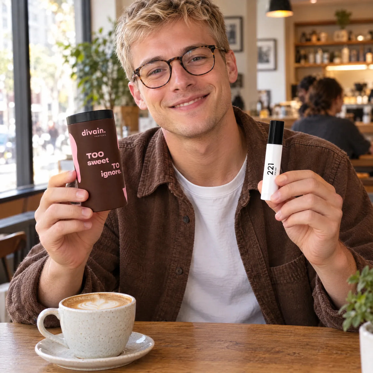 Hombre joven con el estuche gourmand en una cafetería