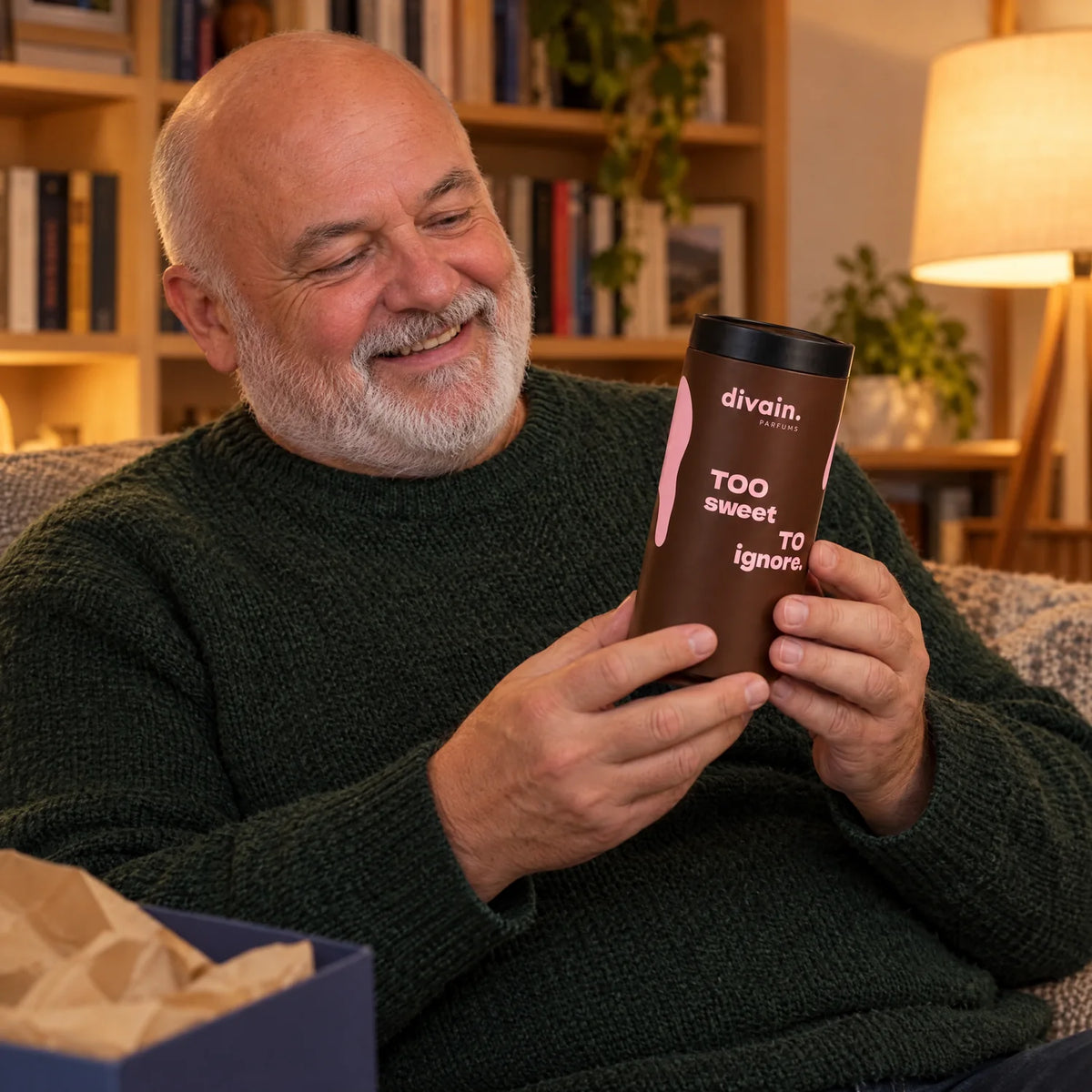 Hombre recibiendo el estuche gourmand como regalo