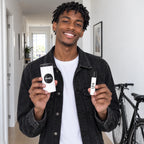 Hombre joven con el estuche novedades y un perfume de 10 ml
